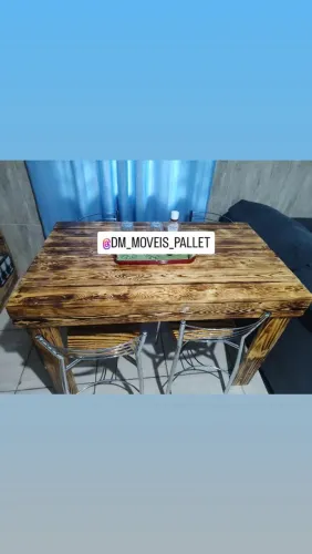 Mesa de madeira rústica para 4 lugares
