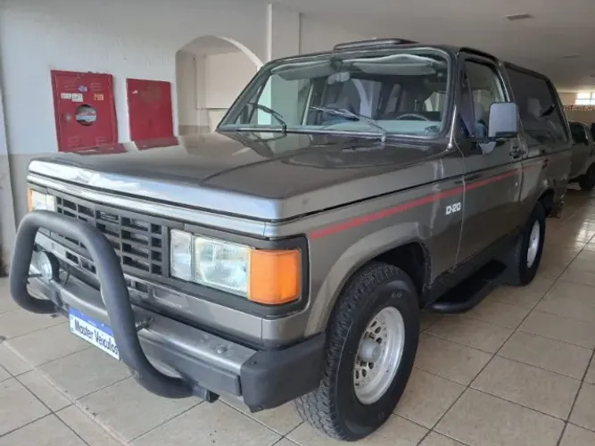 Chevrolet D-20 Cabinada, revisada, só do DF.