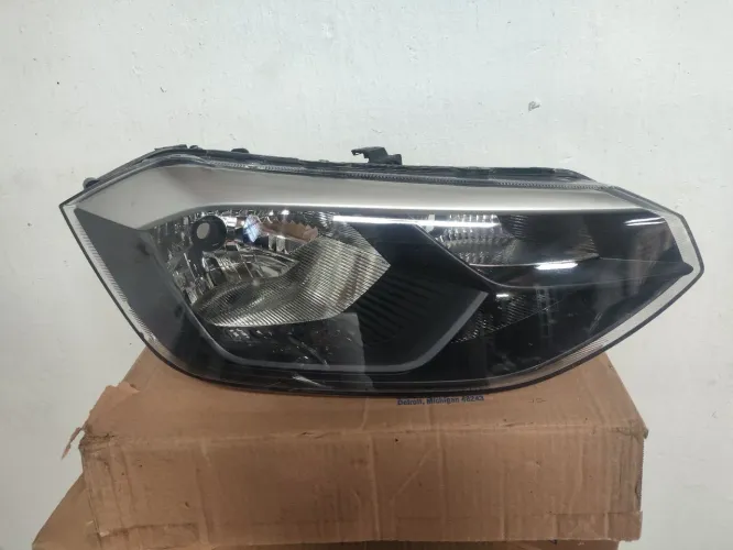 Farol polo Track lado direito máscara negra 