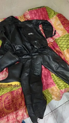 Vendo capa de chuva com bota e mochila nunca usado 