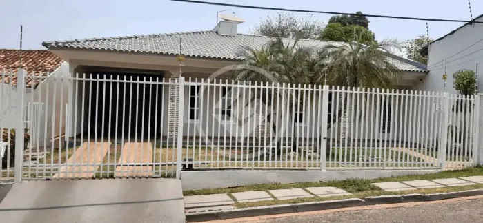 # Vende-se casa com piscina , 03 quartos , sendo 01 suíte com cloused , jardim de inverno
