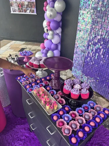 Kit Festa com Doces Gourmet - Cupcakes + Mini Trufas + Minibolo (Feito com Amor!)