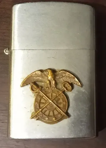 Antigo e raríssimo Isqueiro Wind Prof decorado com um brasão - Anos 80