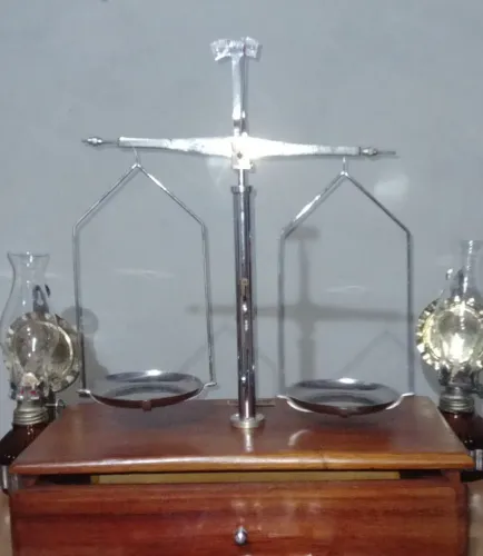 Balança de Precisão Antiga - Decoração Vintage
