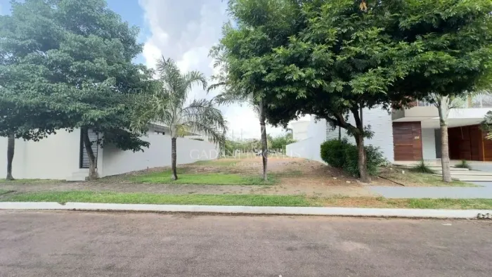 VENDE-SE TERRENO NO CONCOMINIO PORTAL DA MATA EM SINOP-MT GADANI IMÓVEIS