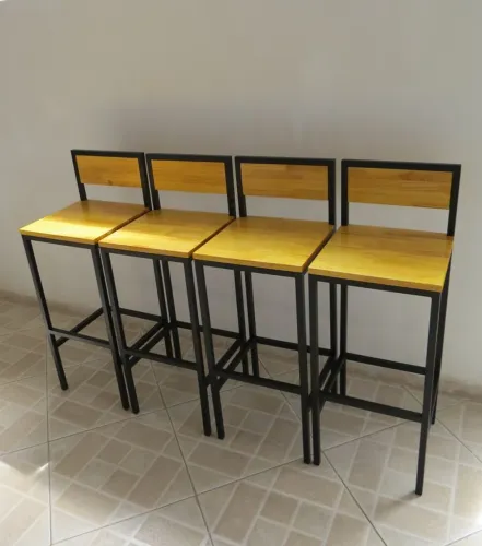 Banquetas industriais sob encomenda - ferro e madeira | Estilo moderno e resistente<br>