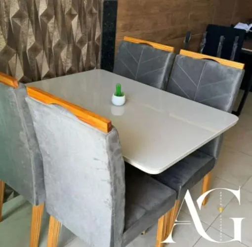 Mesa de Jantar 4 Cadeiras - Moderna e Elegante