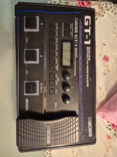 Pedaleira boss gt1 com bag e fonte boss