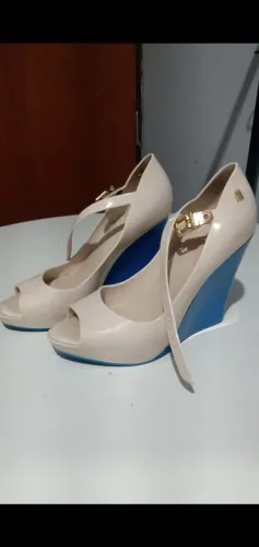Sandálias plataformpa bege com detalhe azul melissa original