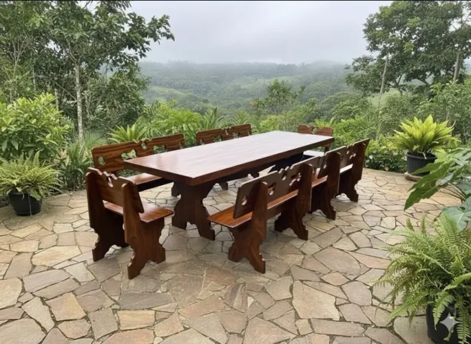 Mesa de pedra ardósia polida e pintada