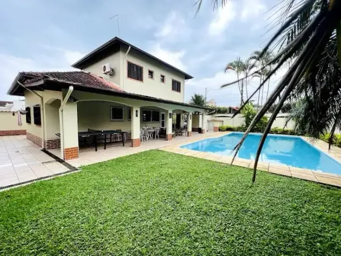 Casa praiana 5 quartos c/piscina e área de lazer 