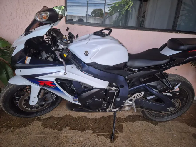 A moto está novíssima,so pegar e andar.
