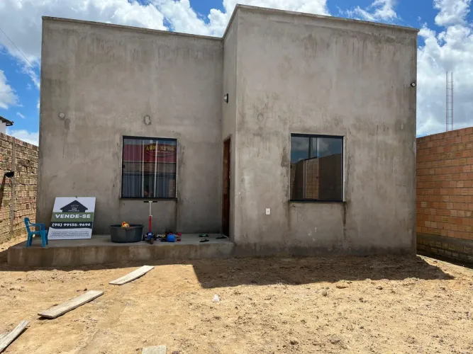 Vendo uma casa de 73 metros quadrados, mais apartamento aos fundos no Caburaí 2