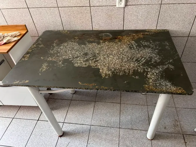 Mesa com tampo de mármore, 4 cadeiras, em BOM estado
