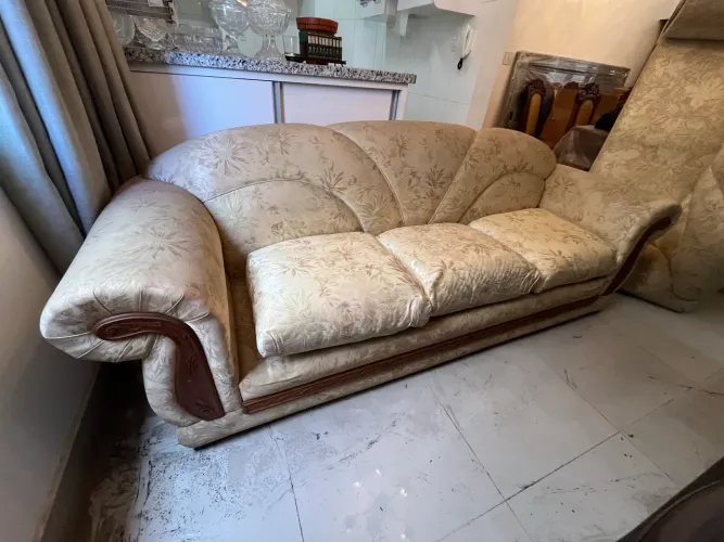Sofá 2 e 3 lugares amarelo com desenhos de flores