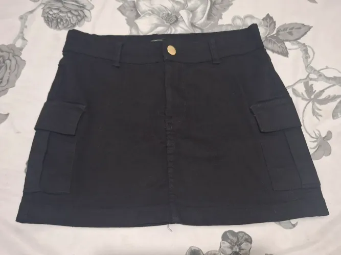 Saia jeans preta com bolso cargo seminova