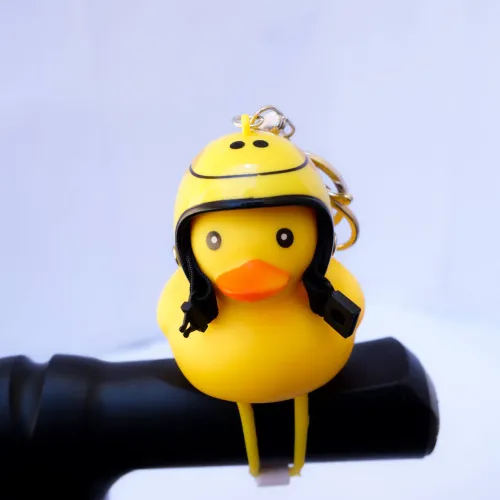 Patinho de borracha com capacete para bicicletas e motos