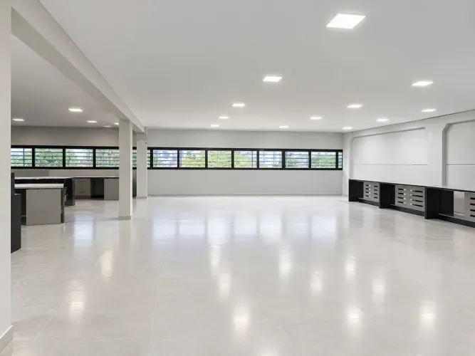 Imóvel comercial para aluguel com 1600 m² na Zona 08 Maringá PR com estacionamento interno