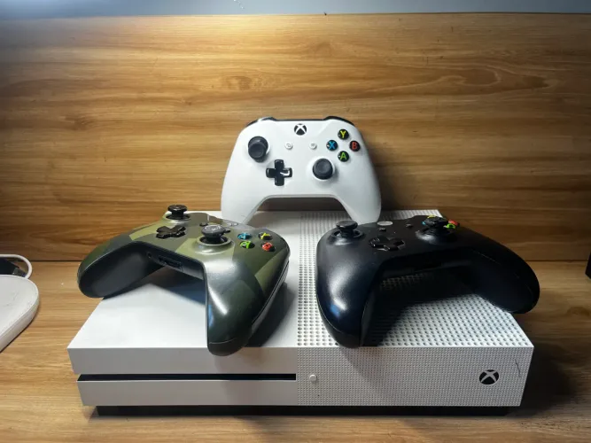 Xbox One S* (Para Conserto) + 3 Controles (Para Conserto)