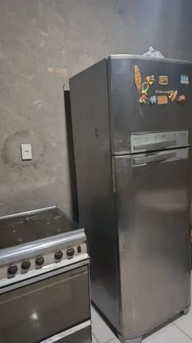 Vendo geladeira preciso trocar o gás