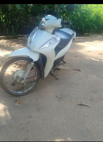 Vendo moto Biz 125 ano 2019 usada em boas condições so nojento de transferir