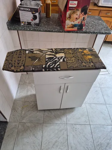 Tábua de passar roupa com armário