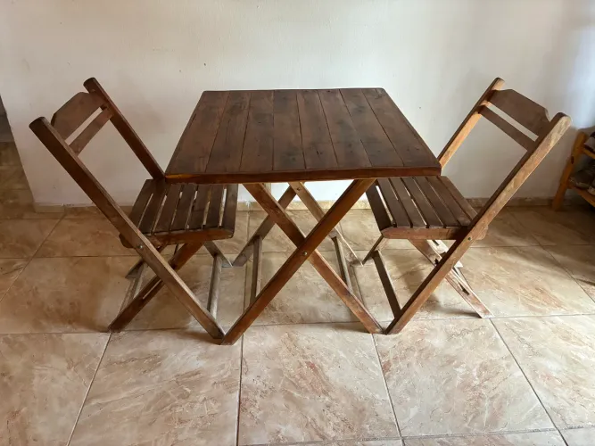 Mesa dobrável + 2 cadeiras
