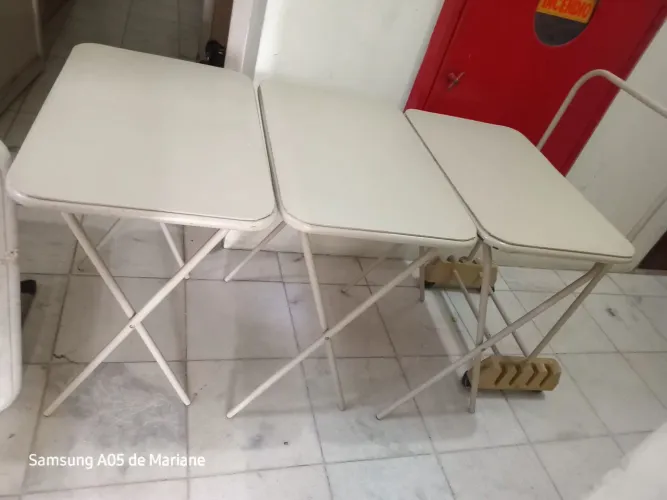 Conjunto com 3 mesas de apoio=cor bege=ótimo estado largura 59 cm altura 39 cm práticas
