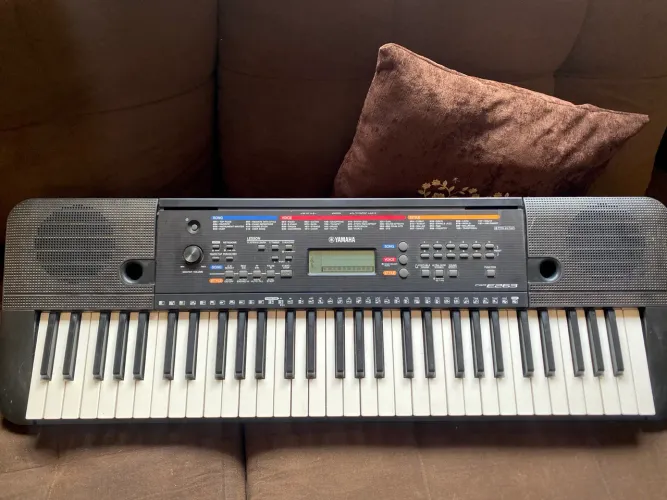 Teclado Yamaha PSR-E263 à venda - conservado e com fonte original