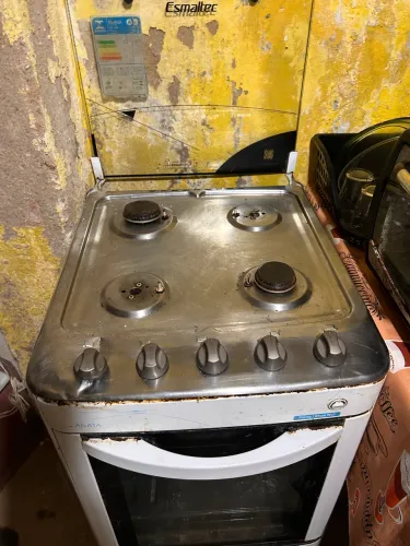 Vende-se fogão de quatro bocas,usado