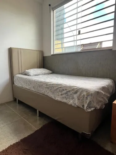 Cama de solteiro com cabeceira 