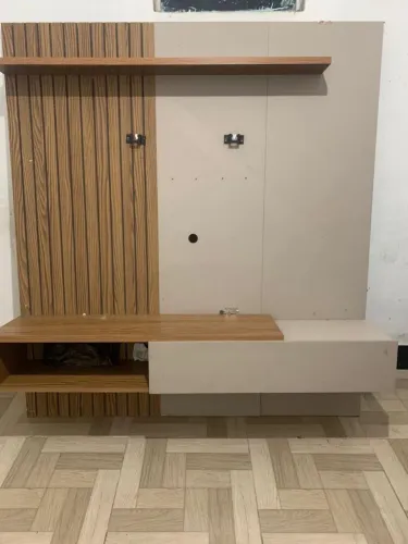 Painel para TV Amadeirado com rack e prateleira 