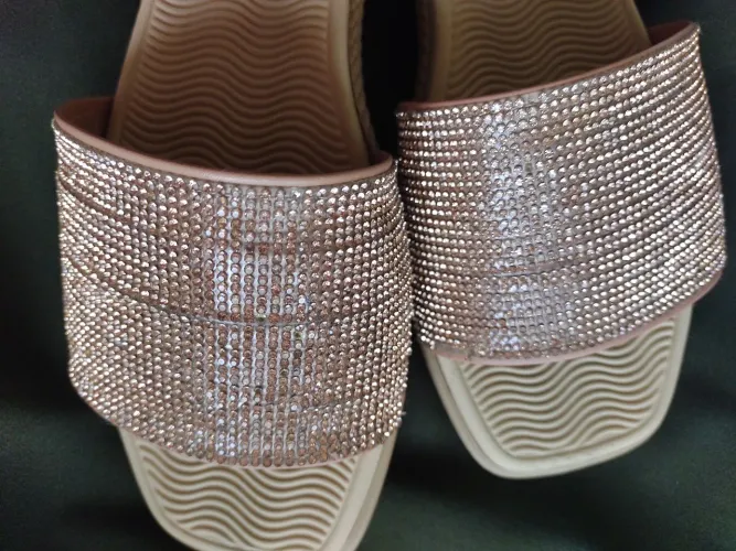 Sandália rasteira com strass