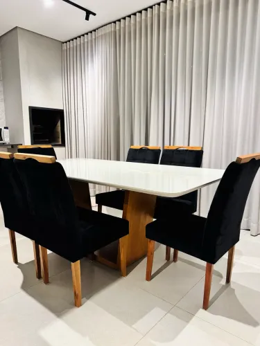 Conjunto de mesa com 6 cadeiras