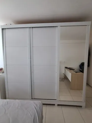 Armário de três portas branco com espelho.