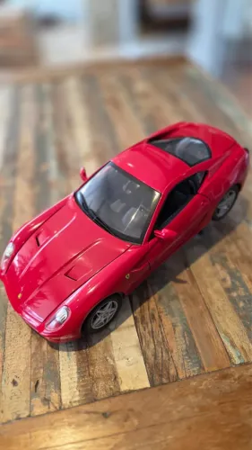 Ferrari 599 GTB Fiorano na escala 1:18, fabricada pela Hot Wheels