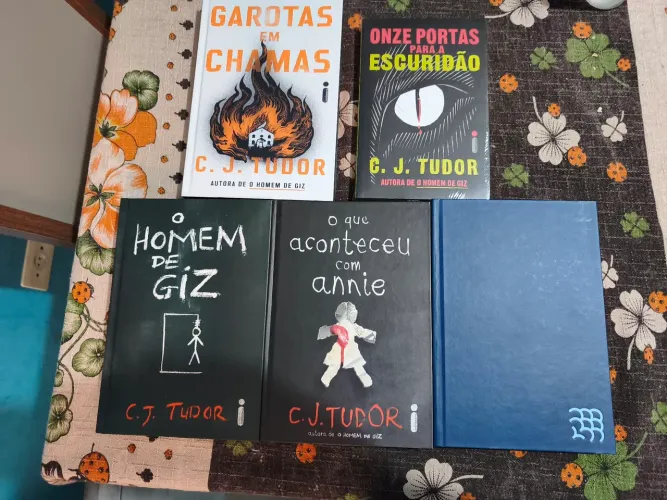 Livros C.J Tudor usado
