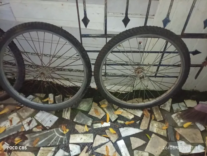 Aro 26 tudo em bom estado cada  $40 câmera e pneu 