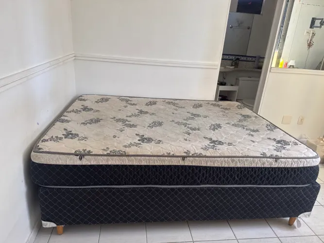 Cama casal conservada