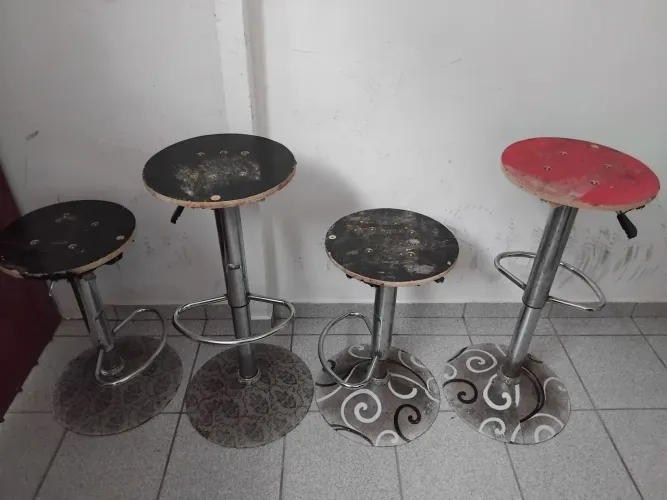 Banqueta giratória com regulagem de altura