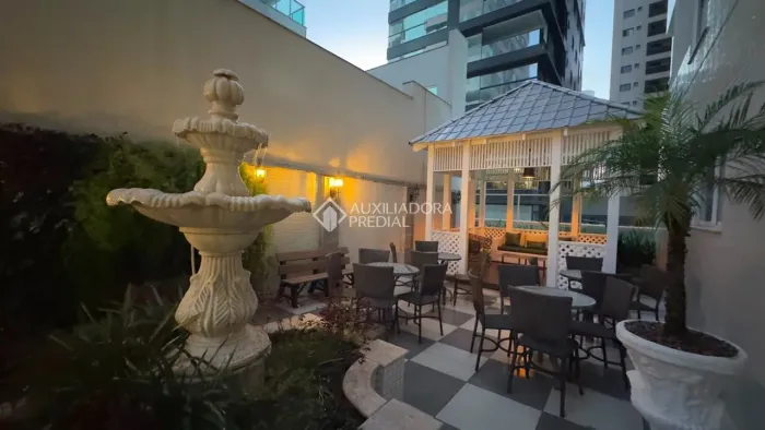 APARTAMENTO A VENDA EM ITAPEMA MOBILIADO ANDAR ALTO, 4 SUÍTES 3 VAGAS.