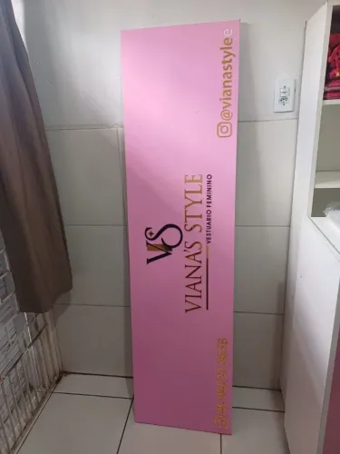Placa em acrílico e metalon