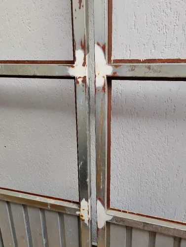 Porta de correr de ferro semi pronta com duas folhas, de 0,70 x 2,10 cada folha