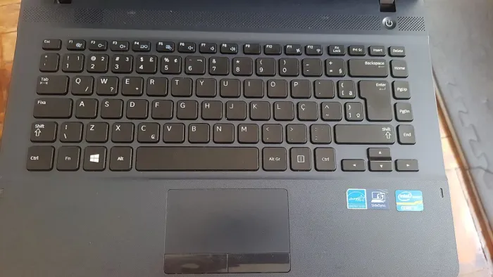 Notebook Samsung bem conservado e com case nova de notebook de brinde.