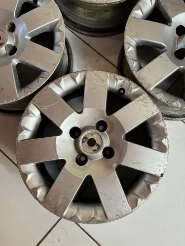 Rodas aro 15 originais do Citröen c3