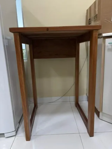 Mesinha alta em macacaúba