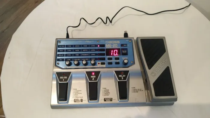 Pedaleira para guitarra BOSS ME20
