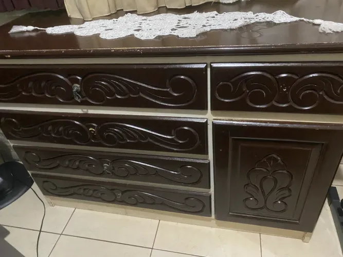 Vendo Cômoda em Madeira Maciça