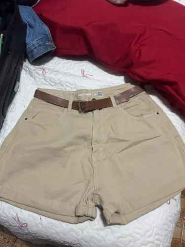 Vendo short jeans bege, ótima qualidade, nunca usado