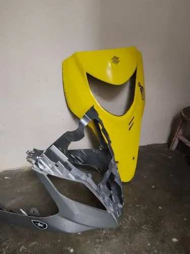 Vendo carenagem da buguiman amarela e uma parte Prata vai com as presilhas